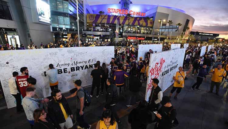 Penghormatan Kobe Bryant di luar Staples Center sebelum pertandingan antara Portland Trail Blazers vs Los Angeles Lakers.