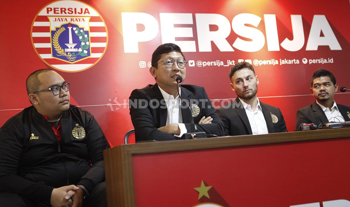 Presiden Persija Mohamad Prapanca (kedua dari kiri) memperkenalkan eks PSM Makassar, Marck Klok, sebagai rekrutan anyar menyambut Liga 1 2020.