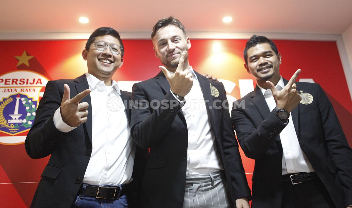Presiden Persija Jakarta, Mohamad Prapanca (kiri), bersama Marc Klok dan Bambang Pamungkas.