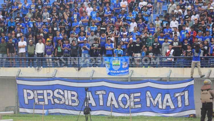 Bobotoh saat menyaksikan pertandingan Persib Bandung menghadapi Melaka United di Stadion Si Jalak Harupat, Kabupaten Bandung, Sabtu (01/02/2020). Copyright: Arif Rahman/INDOSPORT