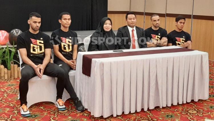 Pelatih klub PFL 2020 Black Steel FC, Rakphol Sainetngam (keempat dari kiri) bersama manajer Ikka Puspita Sari dan empat pemainnya. (Adriyan Adirizky/INDOSPORT)