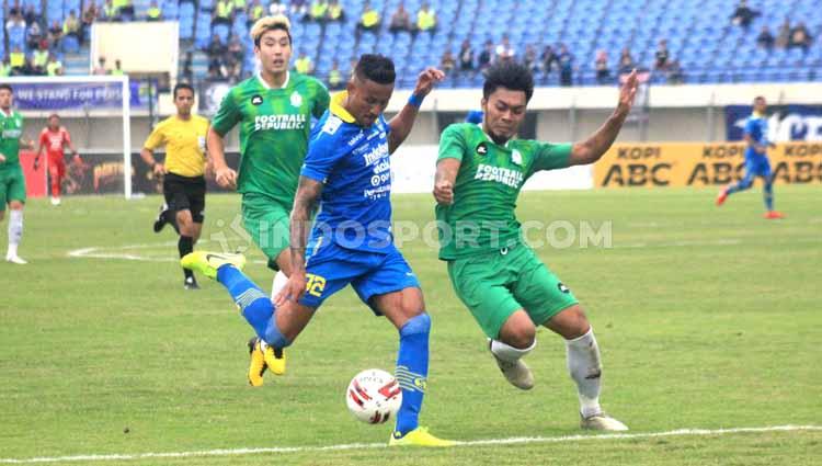 Pemain trial Persib Bandung, Wander Luiz diadang pemain Melaka United di laga uji coba di Stadion Si Jalak Harupat, Kabupaten Bandung, Sabtu (01/02/2020).