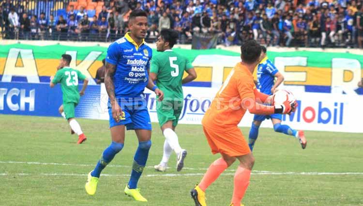 Pemain trial Persib Bandung, Wander Luiz membayangi kiper Melaka United di laga uji coba di Stadion Si Jalak Harupat, Kabupaten Bandung, Sabtu (01/02/2020).