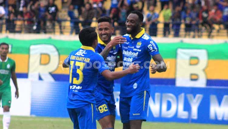 Pemain trial Persib Bandung, Geoffrey Castillion merayakan golnya dengan Wander Luiz serta Febri Hariyadi saat menghadapi Melaka United di laga uji coba di Stadion Si Jalak Harupat, Kabupaten Bandung, Sabtu (01/02/2020).