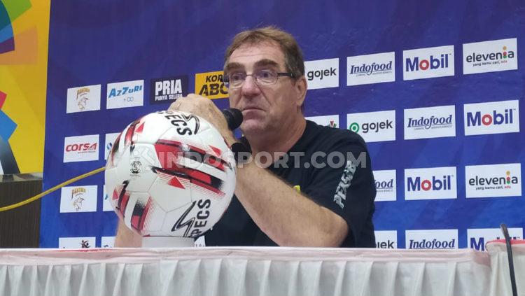 Pelatih Persib Bandung, Robert Rene Alberts di konferensi pers pasca laga uji coba melawan Melaka United.