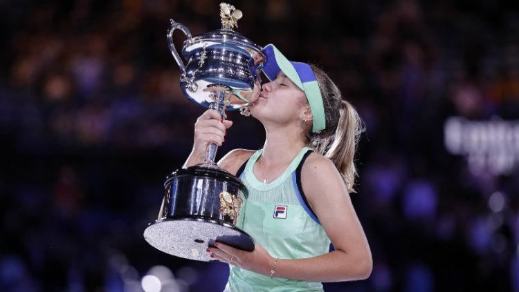 Sofia Kenin mencium trofi Grand Slam pertamanya.