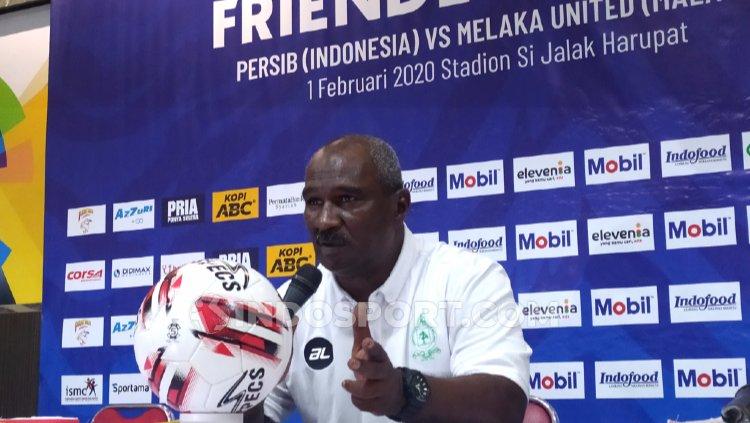 Pelatih Melaka United, Zainal Abidin saat konferensi pers seusai laga menghadapi Persib di Stadion Si Jalak Harupat, Sabtu (01/02/20).