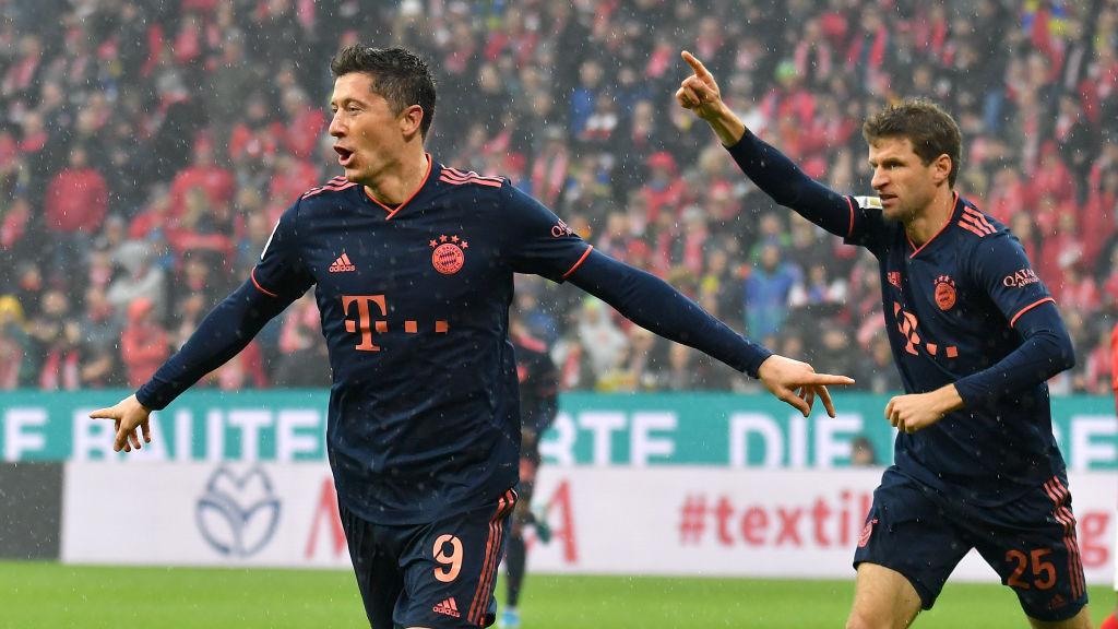 Robert Lewandowski merayakan golnya di laga Mainz 05 vs Bayern Munchen Copyright: Torsten Silz/picture alliance via Getty Images