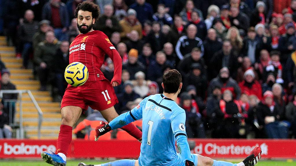 Striker Liverpool, Mohamed Salah melakukan tendangan chip ke gawang Southampton Copyright: Peter Byrne/PA Images via Getty Images
