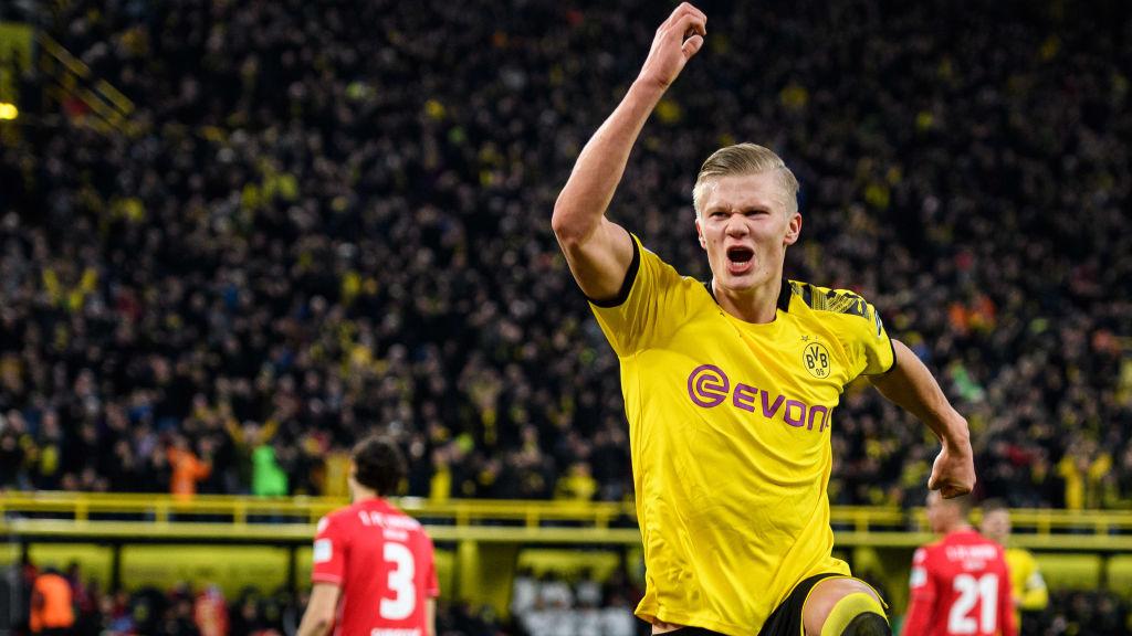 Erling Haaland merayakan golnya dalam laga Borussia Dortmund vs Union Berlin Copyright: Jörg Schüler/Getty Images