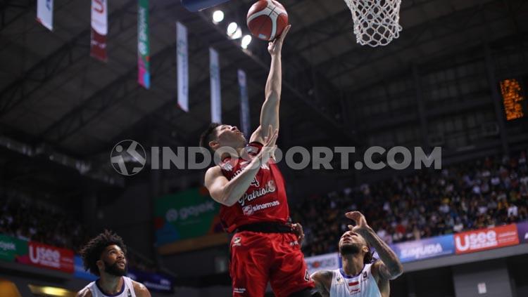 Bintang Basket Indonesia Patriots, Abraham Damar, saat melakukan lay up melawan Satria Muda Pertamina Jakarta