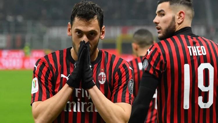 Gelandang serang AC Milan, Hakan Calhanoglu saat merayakan golnya di pertandingan Serie A Italia - INDOSPORT
