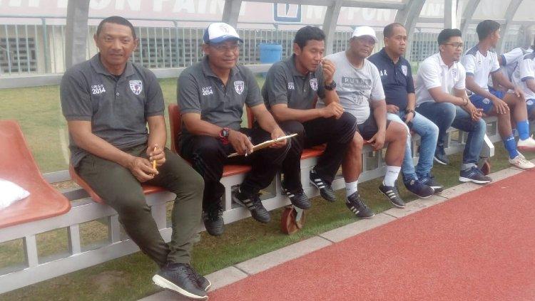 Pelatih Putra Sinar Giri (PSG) asal Gresik, I Putu Gede beserta official tim.