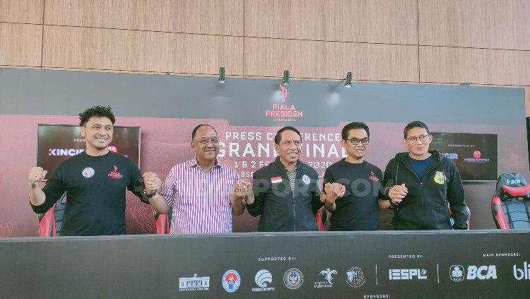 Sandiaga Uno (kanan) yang sekaligus sebagai Dewan Pembina PB eSports hadir di Grand Final Piala Presiden Esports 2021.