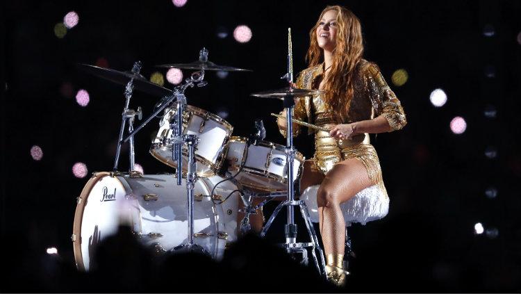 Shakira pamer skill main drum di Super Bowl 2020.