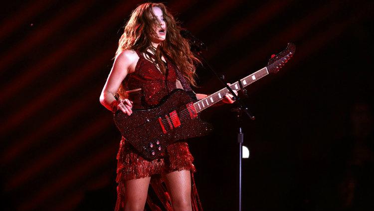 Tak hanya menyanyi dan berjoget, Shakira juga jago main gitar dalam aksinya di Super Bowl Half Time Show.