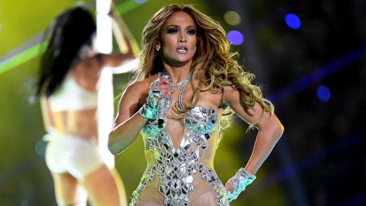 Dalam penampilannya di Super Bowl, Jennifer Lopez tampil membawakan lagu-lagu hitsnya seperti 'Jenny from the Block'.