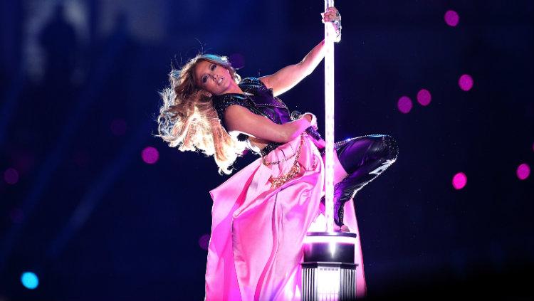 Jennifer Lopez tampil memanaskan panggung Super Bowl Half Time Show.