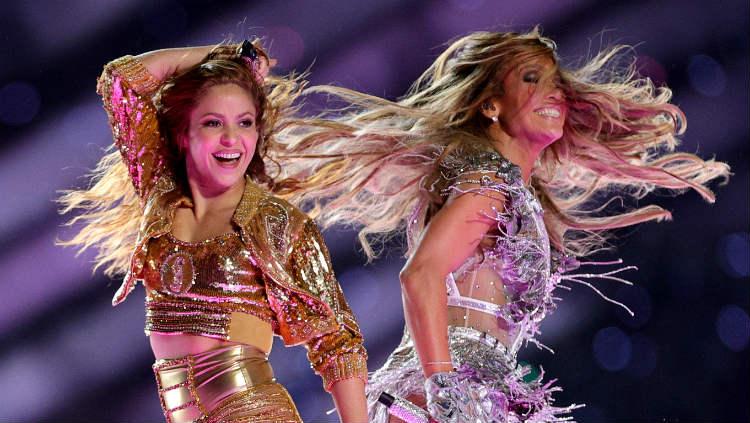 Shakira dan Jennifer Lopez sempat berduet di Super Bowl, membawakan lagu seperti 'Waka-waka' dan 'Let's Get Loud'. - INDOSPORT