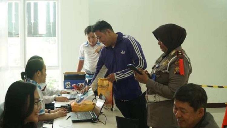 Proses pengambilan race pack Pontianak City Run 2020 juga dipantau dengan teliti. - INDOSPORT
