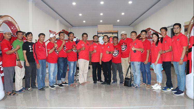 Jajaran manajemen Persekat Tegal melakukan foto dengan perwakilan sponsor yang hadir dalam acara launching Red Zone menjelang Liga 2 2020. - INDOSPORT
