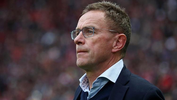 Ralf Rangnick dirumorkan segera menjadi pelatih kepala AC Milan. - INDOSPORT