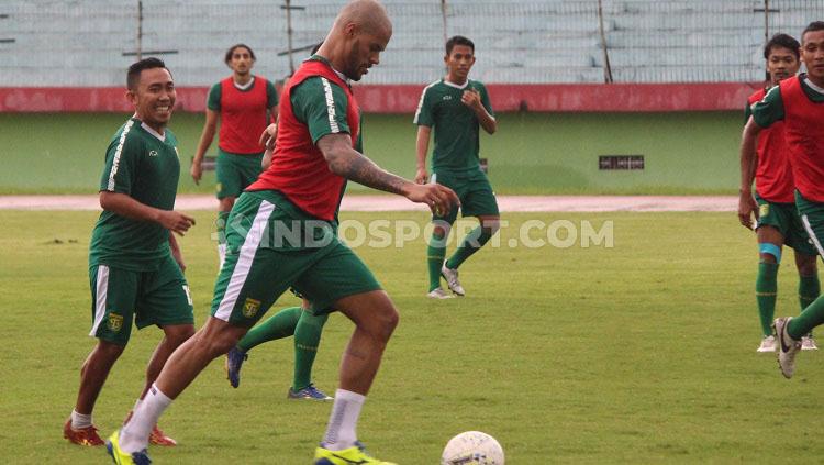 David Da Silva ikut latihan perdana Persebaya di Stadion Gelora Delta, Sidoarjo. Senin (03/02/20).