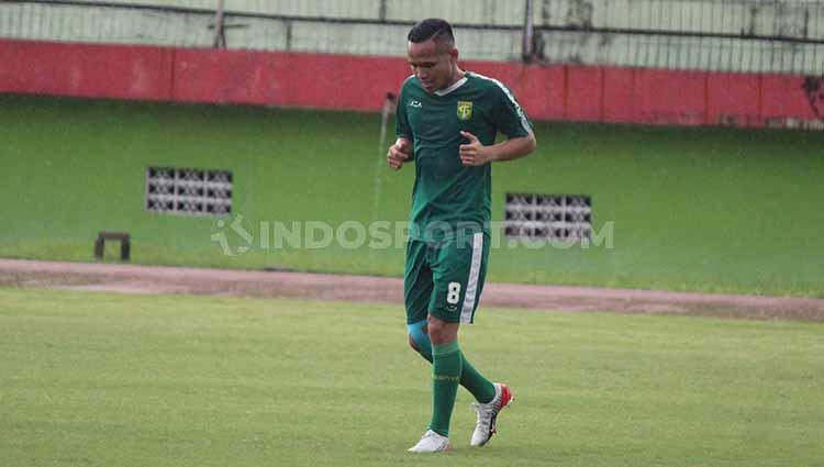 Oktafianus Fernando disiplin menjalani latihan mandiri bersama fisioterapis Persebaya Surabaya demi menjaga kesehatan tubuhnya.