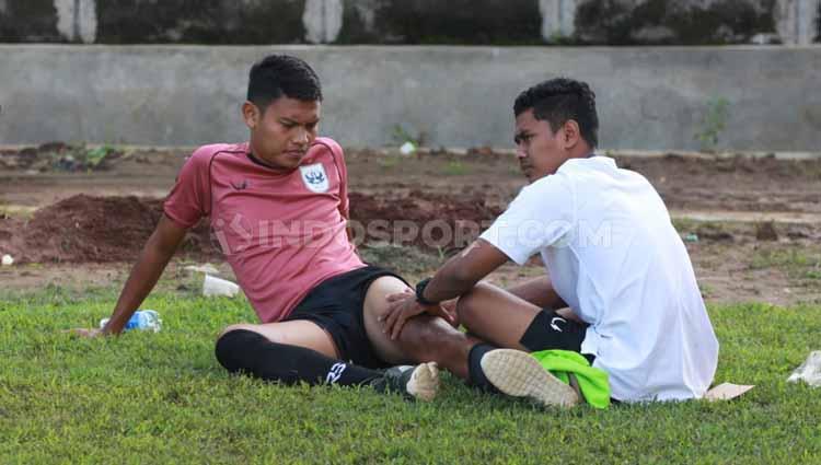 Mantan pemain Persebaya Surabaya, Fandi Eko Utomo, mendapat perawatan khusus dari tim kesehatan PSIS Semarang saat rekan-rekannya yang lain melaksanakan latihan di Lapangan Telo, Banyumanik, Semarang, Selasa (4/2/20) pagi.