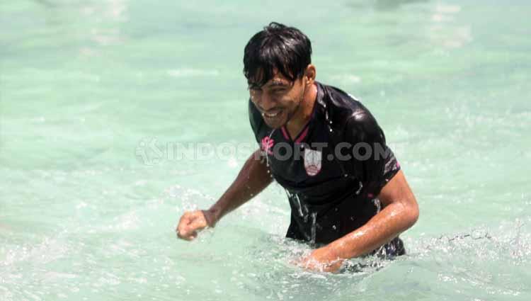 Gelandang baru Persis Solo, Syahroni, berenang di Kolam Renang Manahan, Solo, menjelang Liga 2 2020 Selasa (4/2/20).