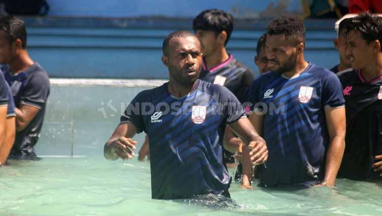 Pemain Persis Solo, Engelberd Sani saat latihan bersama berenang di Kolam Renang Manahan, Solo, Selasa (04/02/20).
