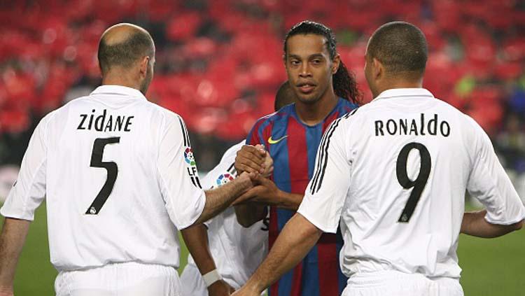Pertarungan para legenda antara Ronaldinho dari kubu Barcelona (tengah) melawan Zinedine Zidane dan Ronaldo pada musim 2005-2006 silam Copyright: Christian Liewig/GettyImages