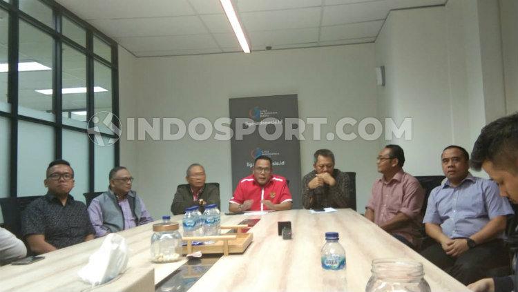 Direktur Utama PT LIB, Cucu Somantri (tengah) bersama para pengurus PT LIB melakukan pertemuan membahas sponsor Liga 1 2020.
