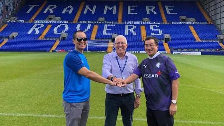 Presiden klub Tranmere Rovers, Mark Palios, memberikan penghargaan kepada Lukito Wanandi dari Santini Grup