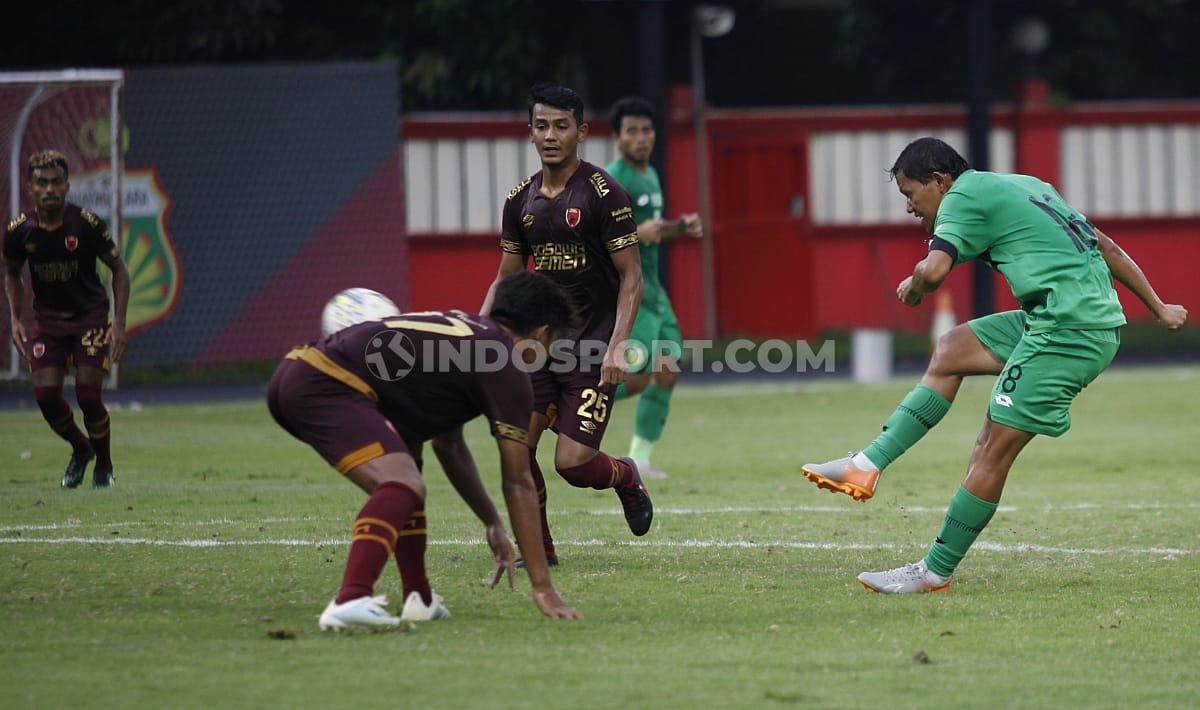 Pertandingan uji coba antara Bhayangkara FC vs PSM Makassar di Stadion PTIK, Jakarta, Rabu (05/02/20).