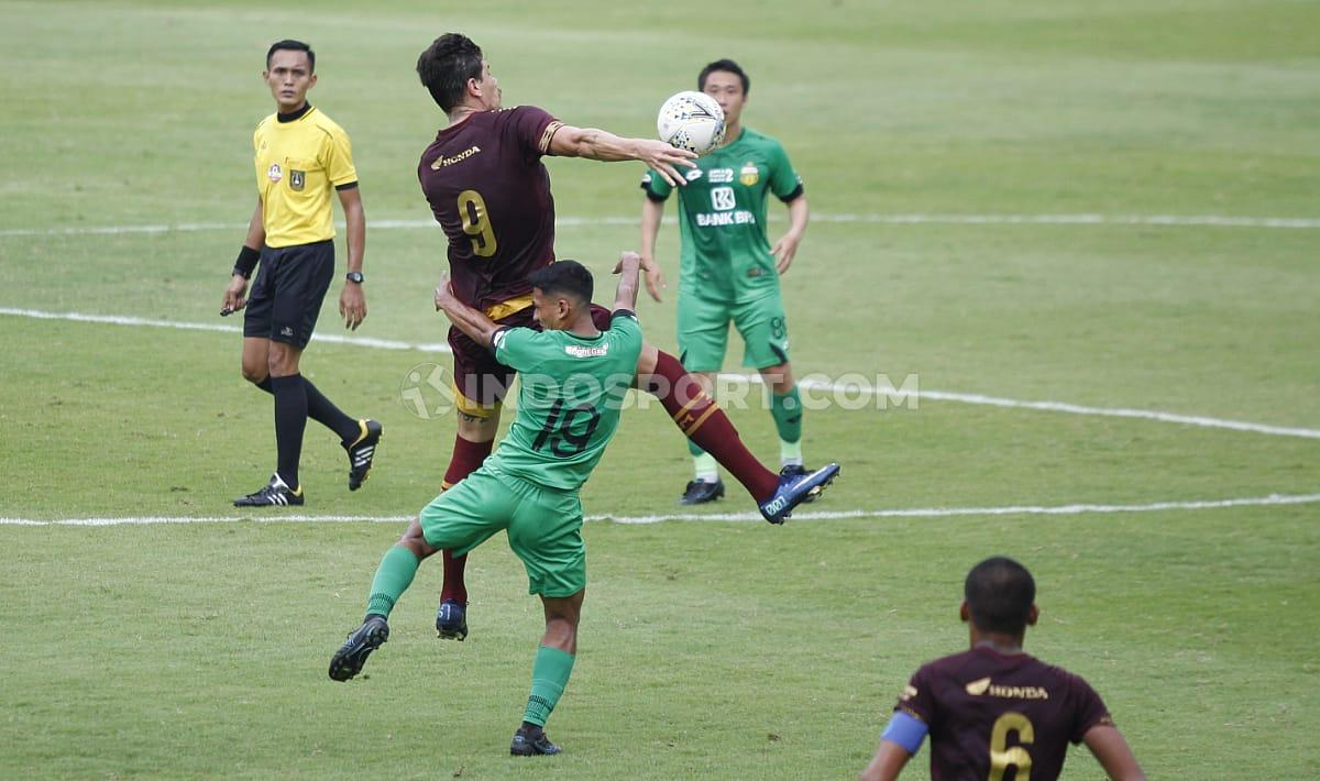 Pemain Bhayangkara FC dan PSM Makassar berduel udara dalam upaya merebut bola dalam laga uji coba di Stadion PTIK.