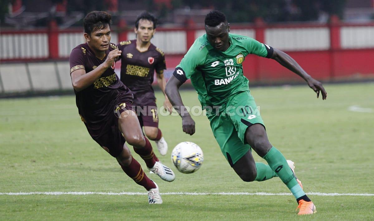 Aksi penyerang baru Bhayangkara FC, Ezechiel N'Douassel dalam menerobos pertahanan PSM Makassar.