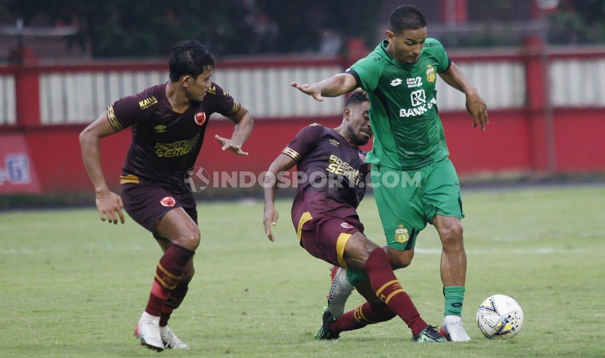 Pertandingan uji coba antara Bhayangkara FC vs PSM Makassar di Stadion PTIK, Jakarta, Rabu (05/02/20).