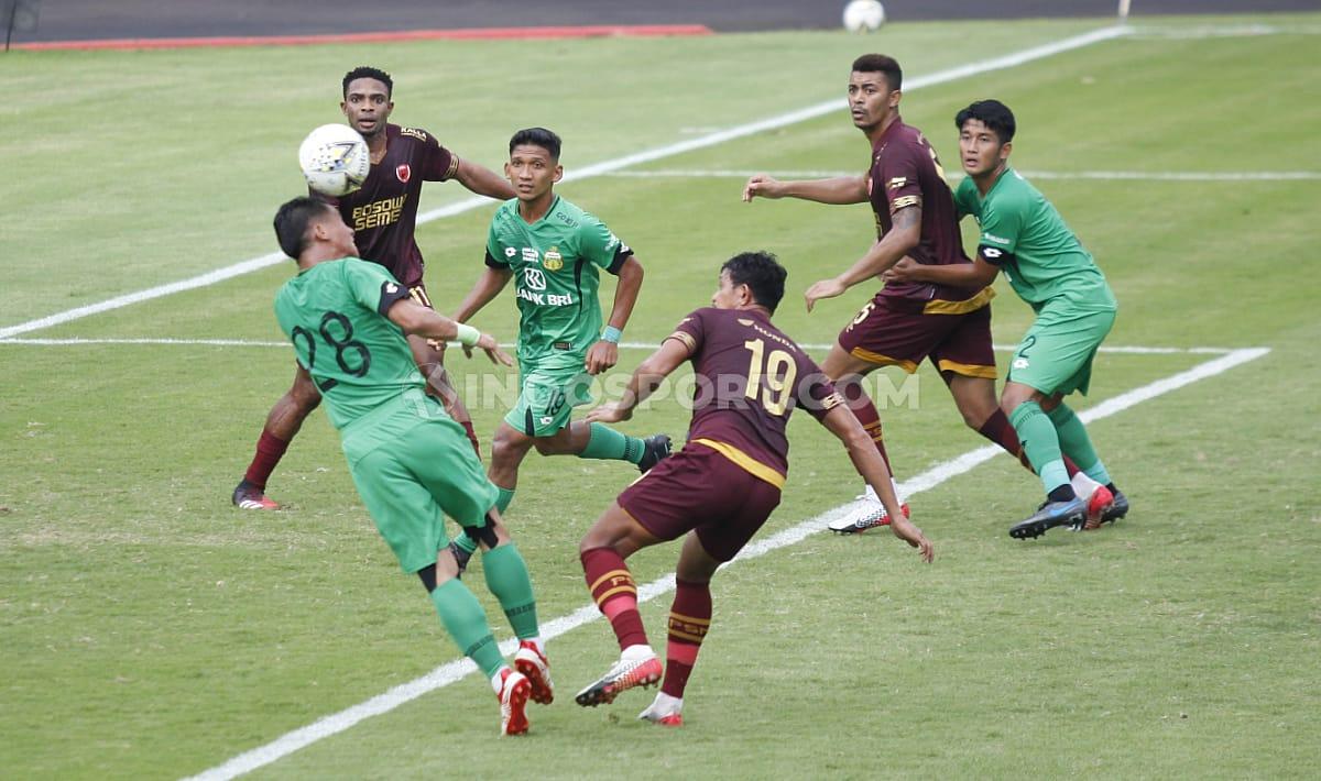 Kemelut di depan gawang Bhayangkara FC dalam laga uji coba kontra PSM Makassar.