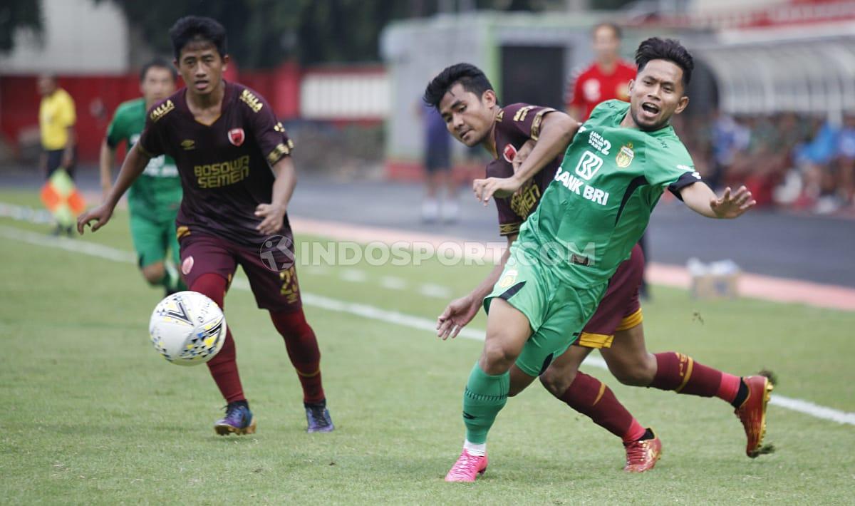 Langkah pemain baru Bhayangkara FC, Andik Vermansah dihentikan oleh barisan pertahanan PSM Makassar.