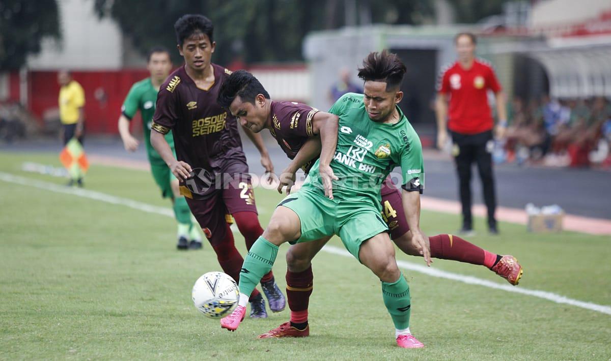Andik Vermansah berusaha mempertahankan bola dari rebutan pemain lawan di laga Bhayangkara FC vs PSM Makassar.