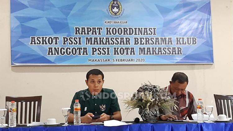 Plt Ketua Umum Askot PSSI Makassar, Ahmad Susanto (kiri/hijau), mengumpulkan klub anggota dalam sebuah rapat koordinasi di Hotel Asyra, Makassar, Rabu (05/02/20)