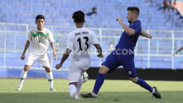 Laga uji coba pemain Arema FC, Jonathan Bauman belum memperlihatkan performa terbaiknya. Copyright: Ian Setiawan/INDOSPORT