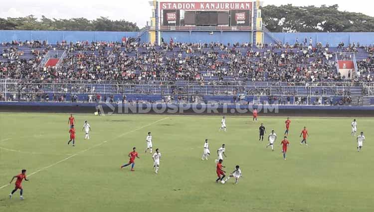Sekitar 5 ribuan Aremania antusias menyaksikan uji coba Arema vs PON Jatim meski hasil imbang 1-1. - INDOSPORT