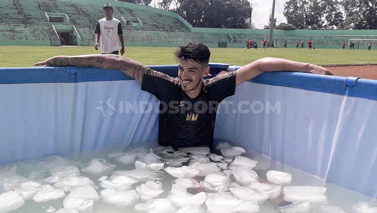 Pemain Arema FC, Matias Malvino saat menjalani terapi ice bath, pasca melakoni laga uji coba kontra PON Jawa Timur di masa pra musim kompetisi, Kamis (06/02/2020) pagi.