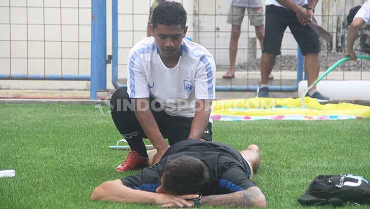 Flavio Beck Jr. tidak turut berlatih bersama rekan-rekannya di PSIS Semarang pada sesi latihan sore di Stadion Citarum, Kamis (6/2/20). Namun, sesak napas yang dialami Flavio membuatnya terpaksa berlatih sendirian.