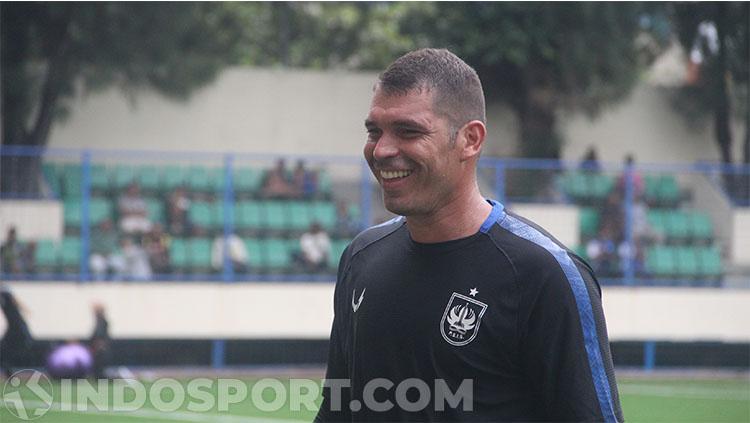Pemain asing asal Brasil di Liga 1, Wallace Costa berencana pensiun di PSIS Semarang, lalu ia ingin menetap di Indonesia bersama anak dan istrinya. - INDOSPORT