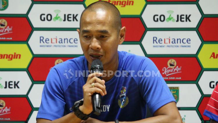 Mantan pelatih Sabah FA, Kurniawan Dwi Yulianto saat konferensi pers jelang lawan Persebaya, Jumat (07/02/20). Saat ini ia berada di Inggris untuk membantu pelatih Garuda Select 5.