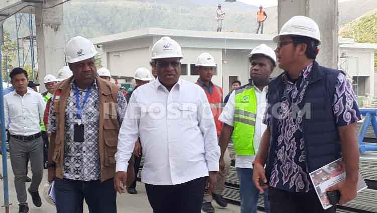 Wakil Menteri PUPR, John Wempi Wetipo (tengah) saat meninjau venue Aquatic.