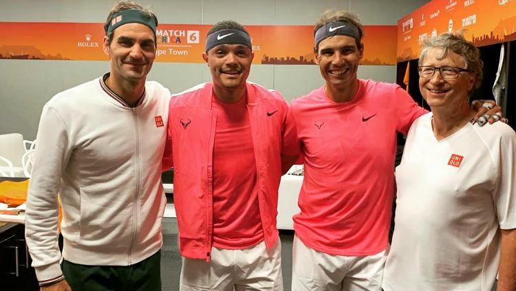 Roger Federer dan Rafael Nadal main dalam laga amal bersama Trevor Noah dan Bill Gates. - INDOSPORT